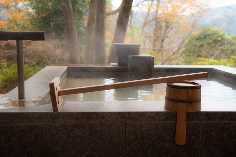 Bain onsen en plein air dans un ryokan au Japon.