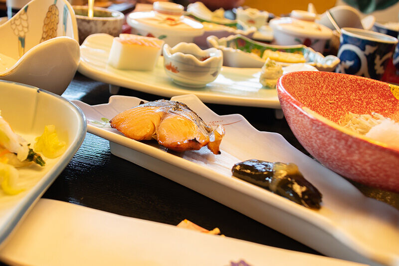 Repas kaiseki traditionnel servi dans un ryokan au Japon.