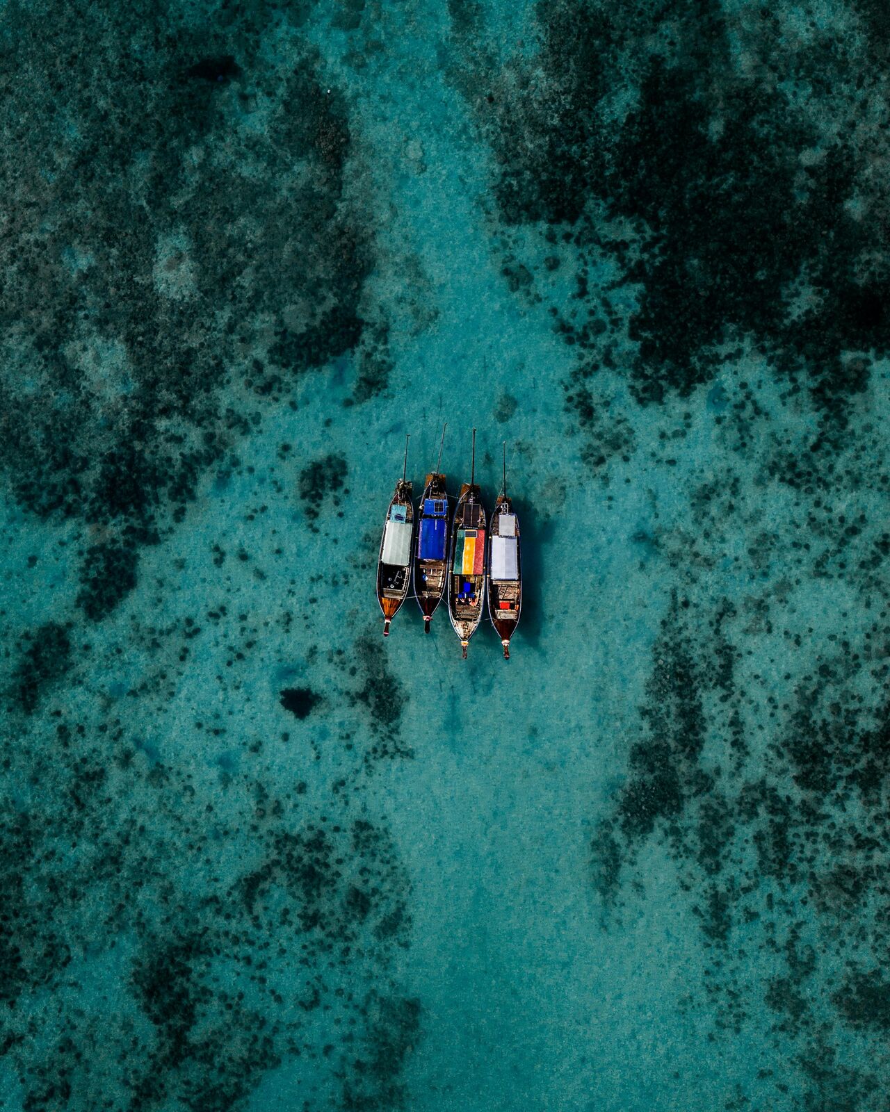 Quatre bateaux sur la mer en Thaïlande